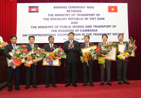 រដ្ឋមន្រ្តីក្រសួងសាធារណការនិងដឹកជញ្ជូនកម្ពុជាមកបំពេញទស្សនកិច្ចការងារនៅវៀតណាម